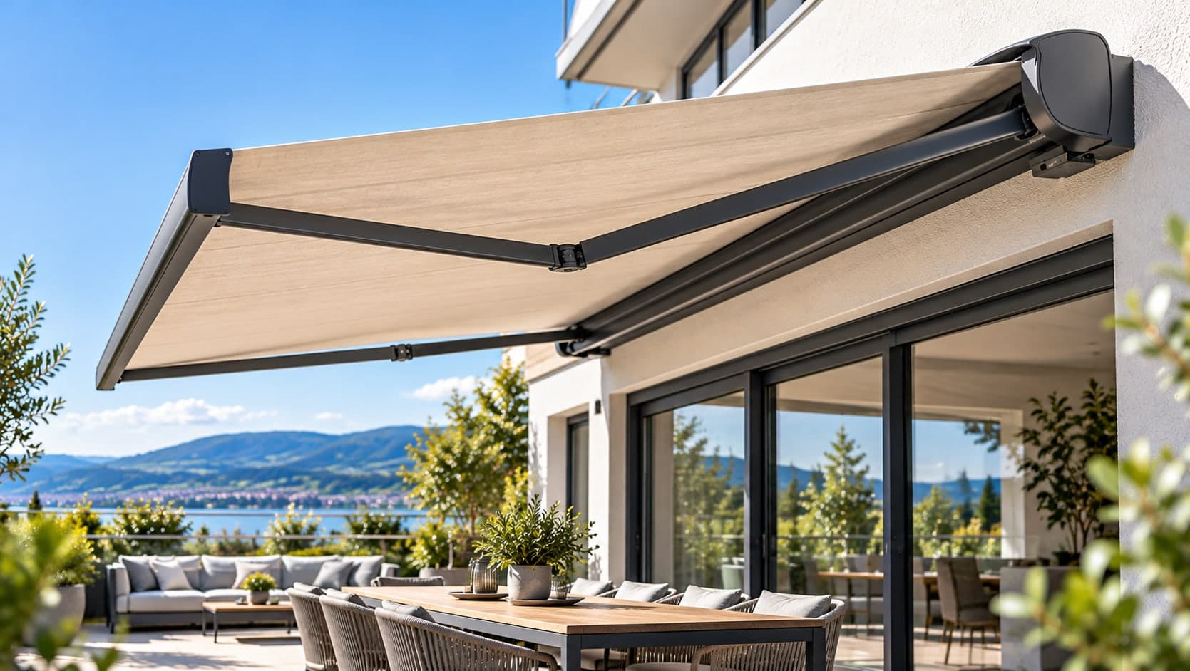 Ausgefahrene beige Gelenkarmmarkise über einer modernen Terrasse