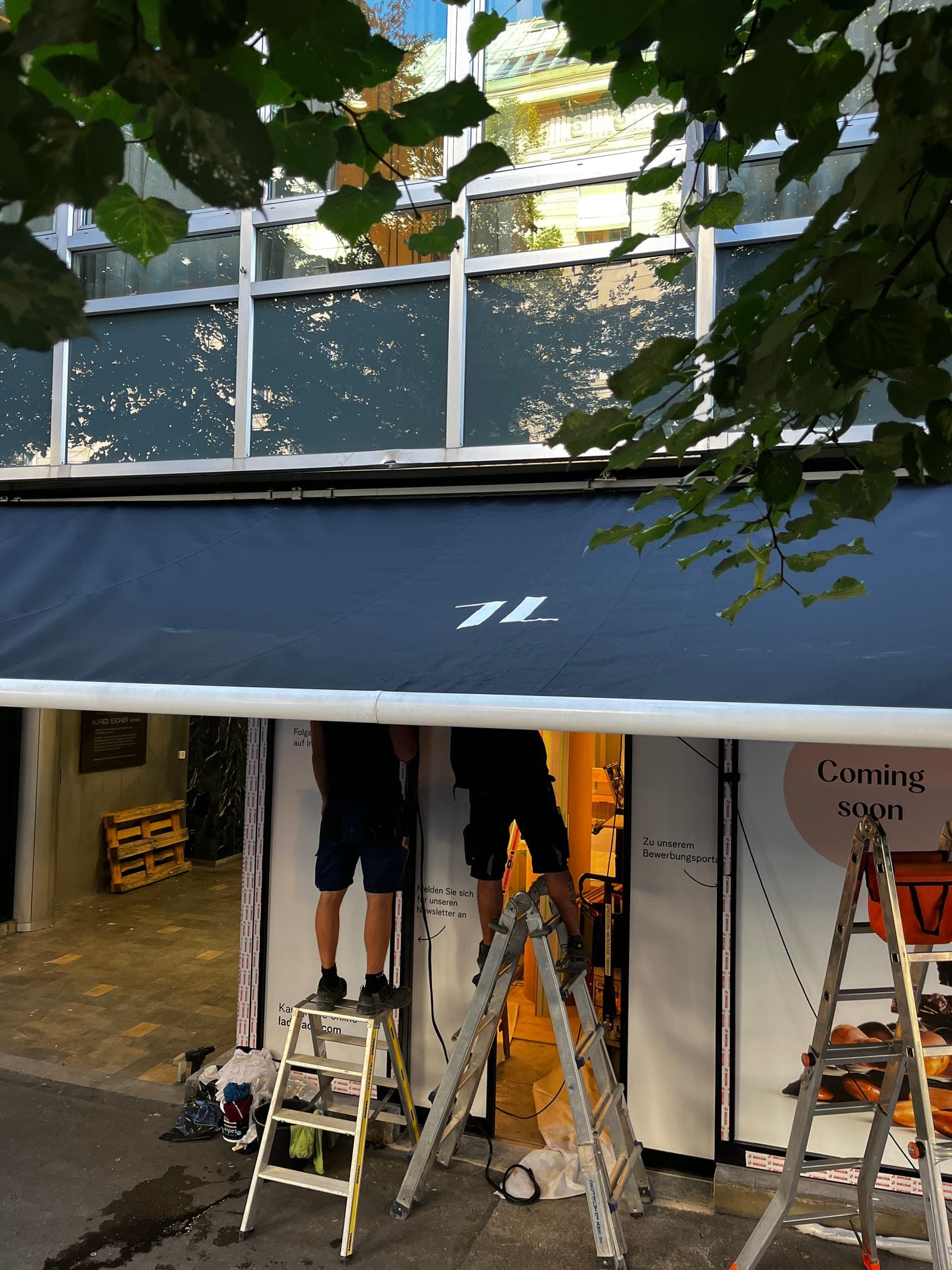 Neu bespannte Sonnenstore der Läderach-Filiale an der Bahnhofstrasse Zürich