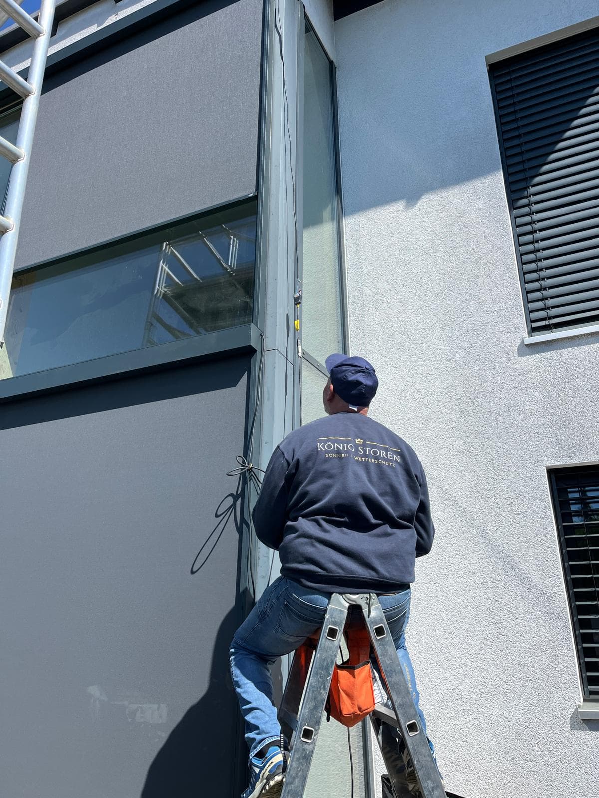 Grossformatige ZIP-Anlagen an einer Glasfassade in Wohlen AG