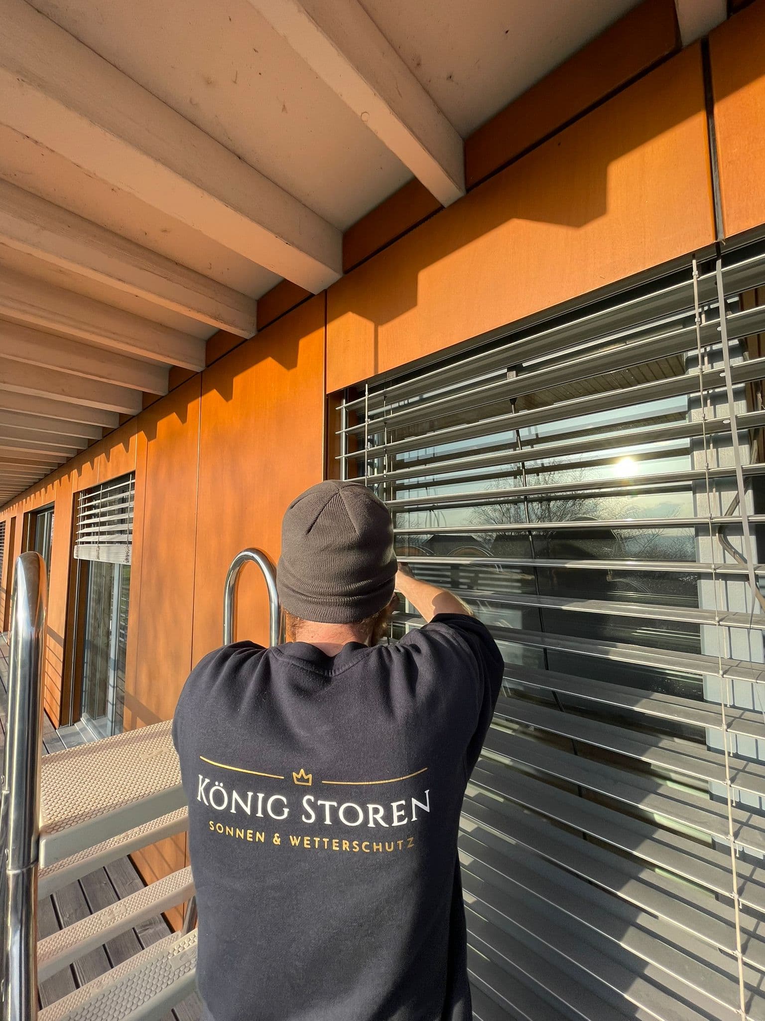 König Storen Mitarbeiter bei der Reparatur einer Lamellenstore
