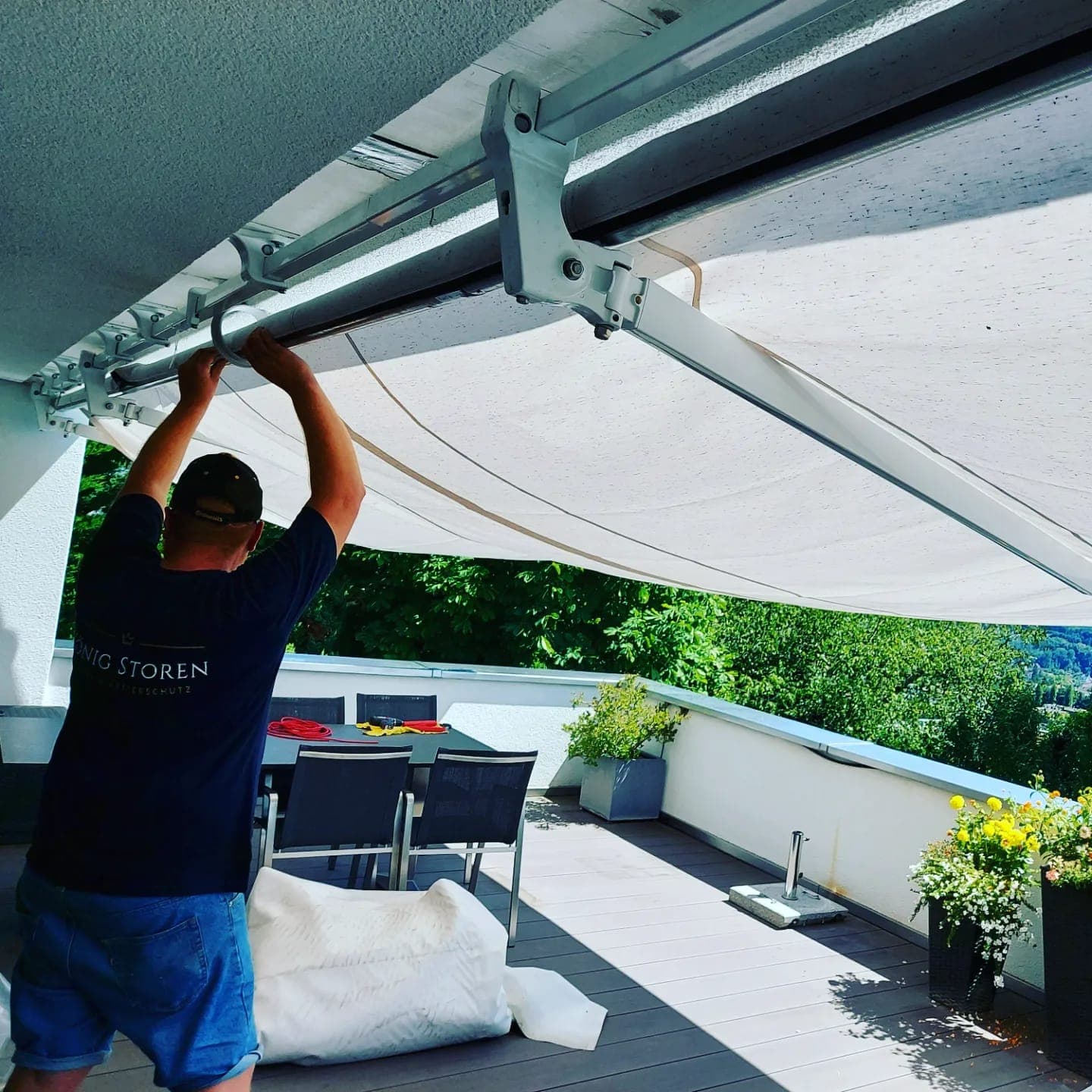 König Storen Monteur bei der Arbeit an einer Markise